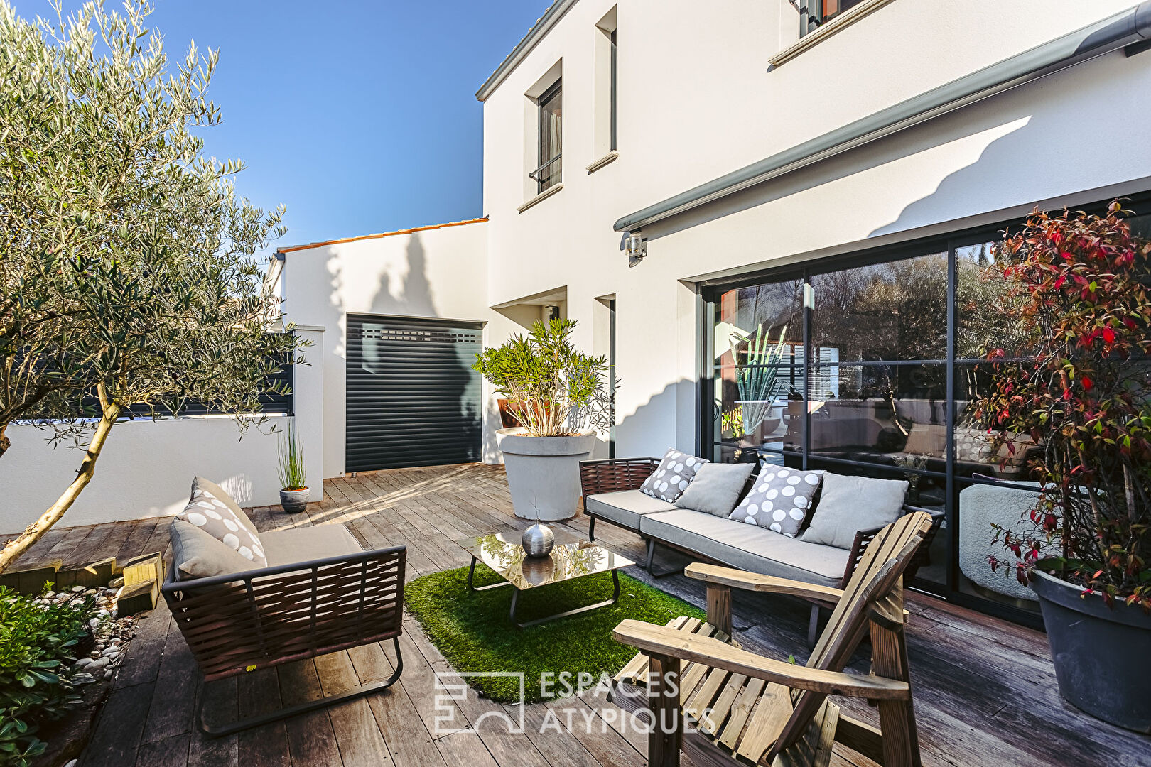 Contemporaine et ses patios à l’entrée de La Rochelle