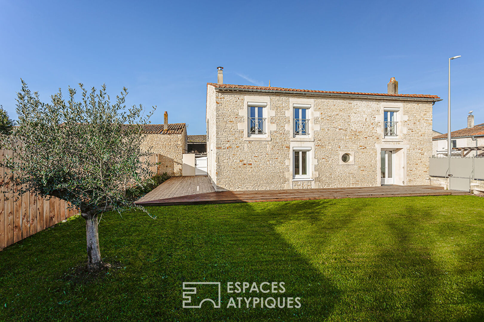 Renovated family Charentaise in the heart of the village