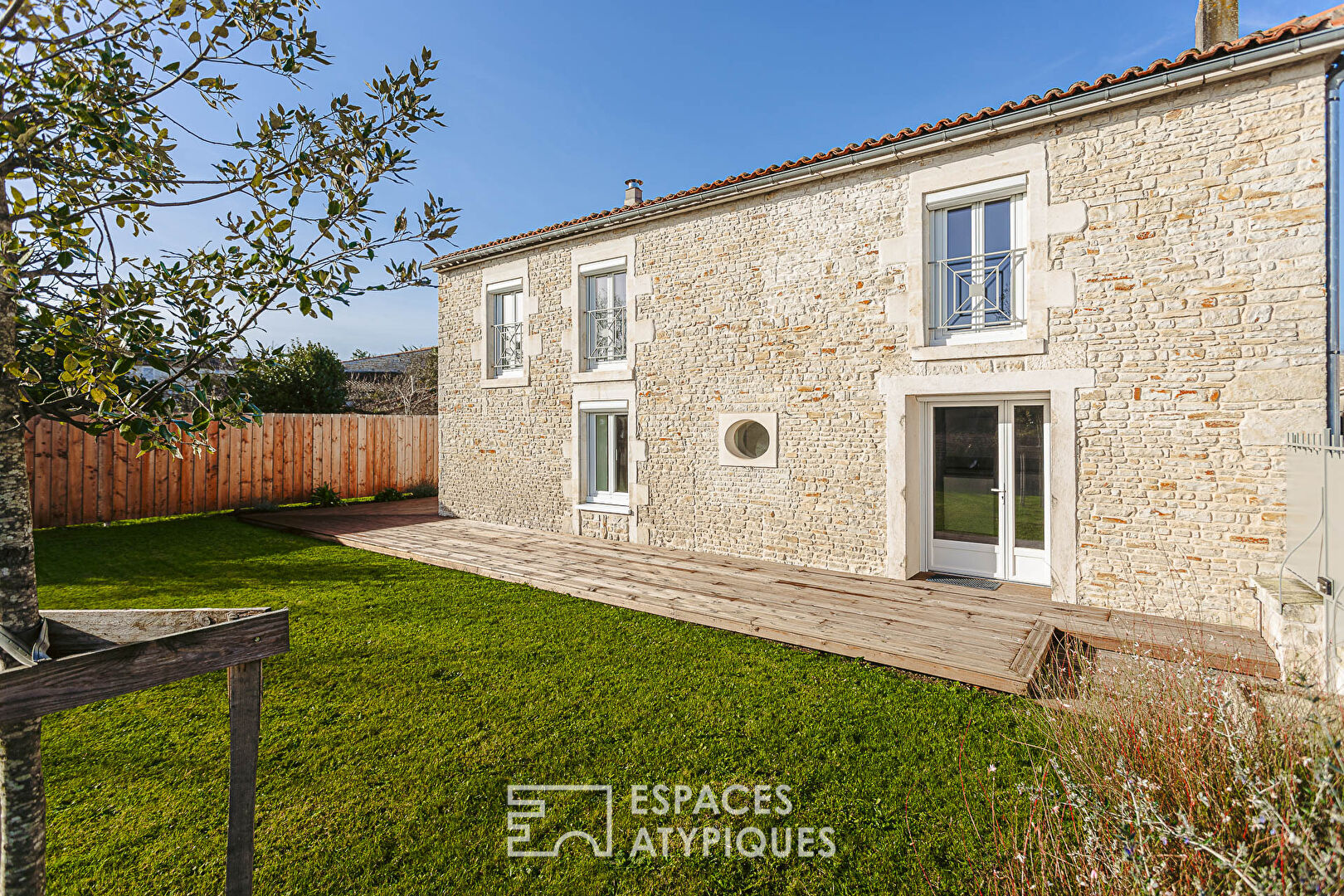 Renovated family Charentaise in the heart of the village