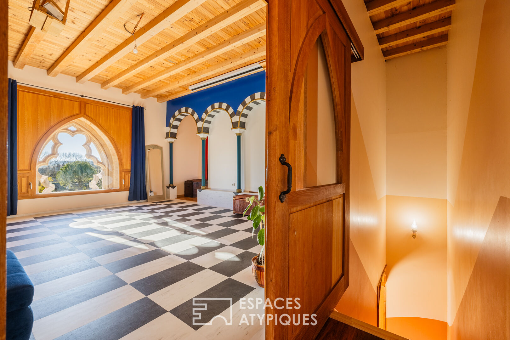 Chapelle gothique et maison charentaise renovées entre histoire et nature