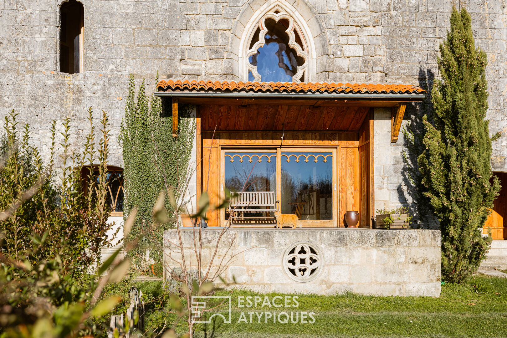 Gothic chapel and Charente house renovated between history and nature