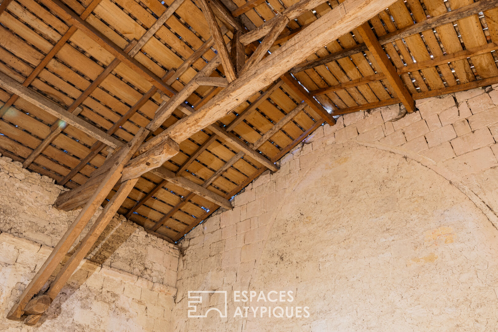 Chapelle gothique et maison charentaise renovées entre histoire et nature