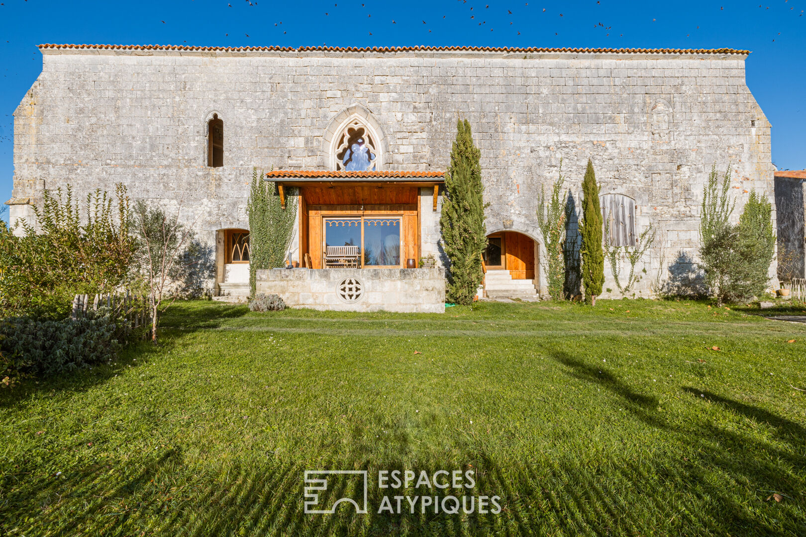 Chapelle gothique et maison charentaise renovées entre histoire et nature