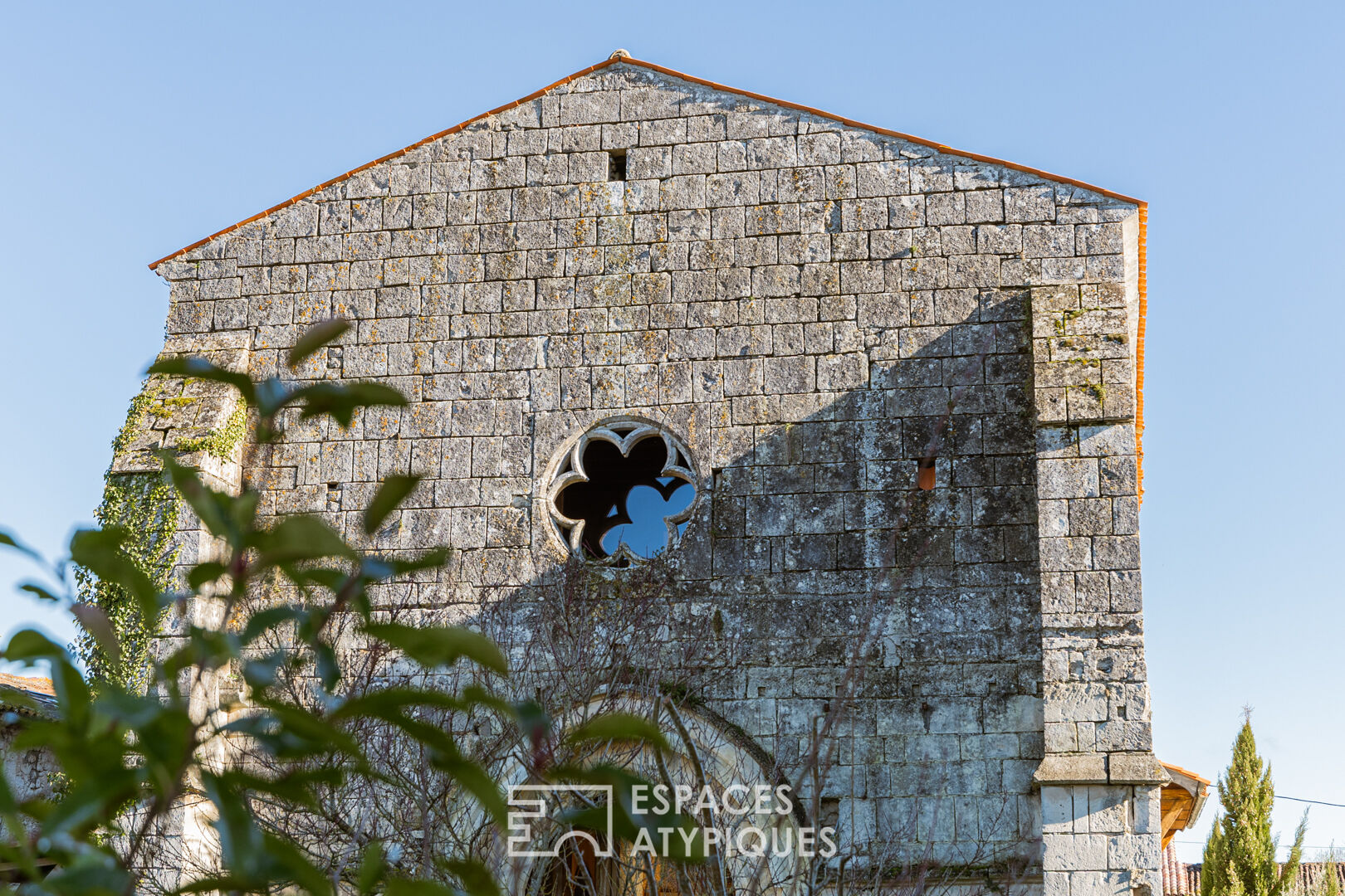 Chapelle gothique et maison charentaise renovées entre histoire et nature