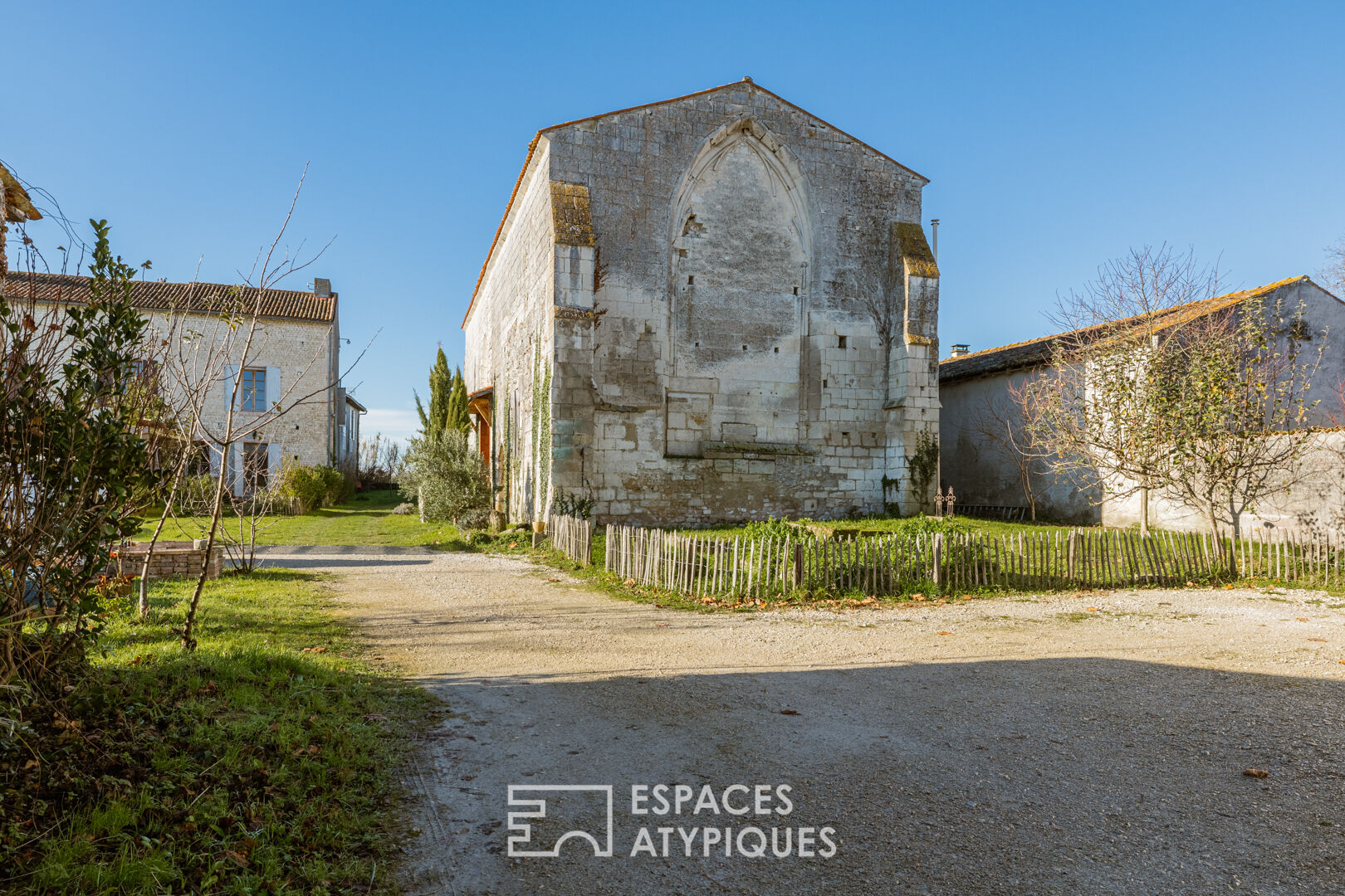 Chapelle gothique et maison charentaise renovées entre histoire et nature