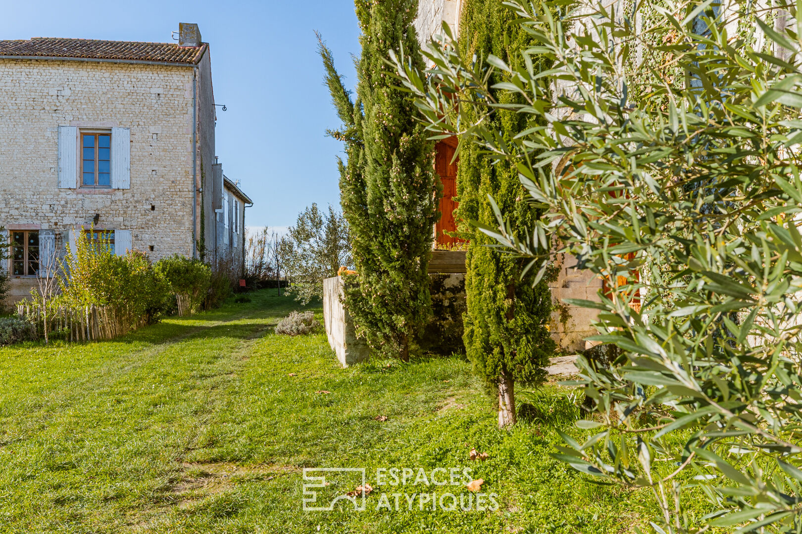 Gothic chapel and Charente house renovated between history and nature