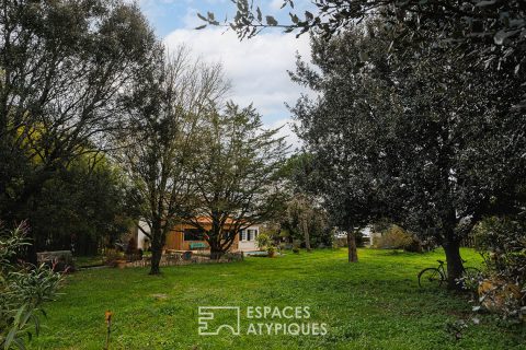 Ancienne dépendance d’un château et son jardin arboré