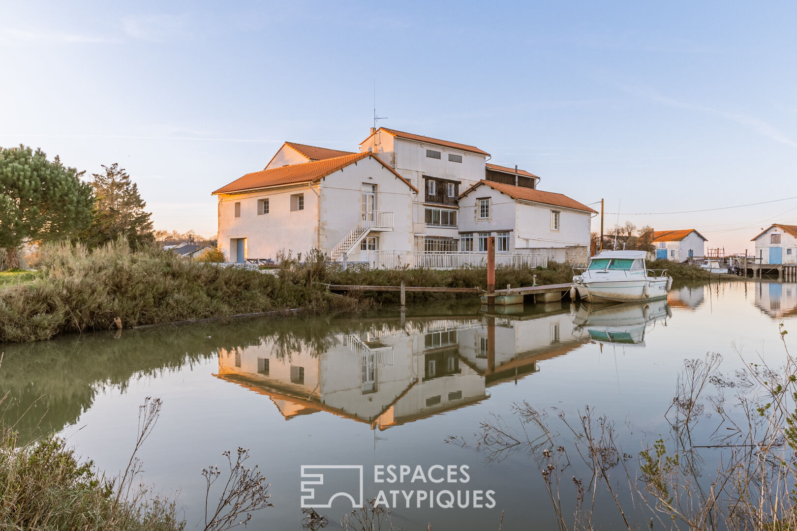 Tidal mill with cottages and swimming pool on the banks of the Seudre