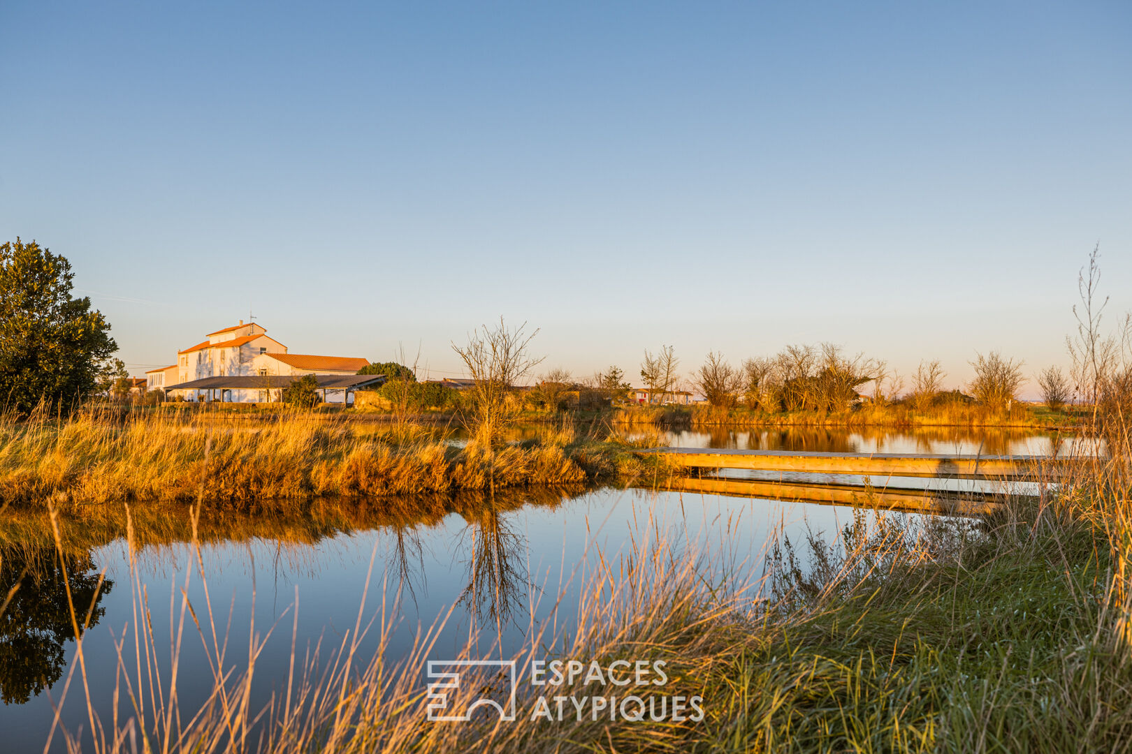 Tidal mill with cottages and swimming pool on the banks of the Seudre