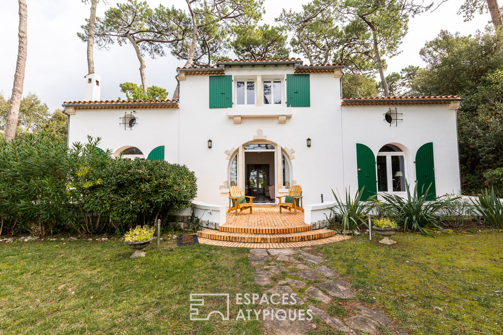 1930s Elegance: Exceptional residence with sea view and beach access