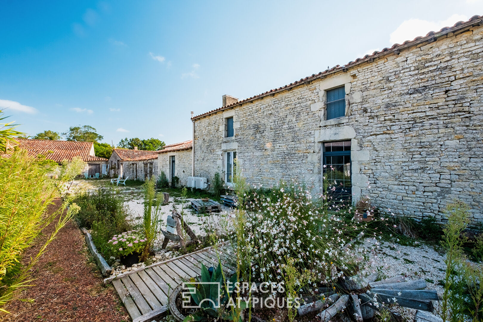 18th century mansion and its lodgings