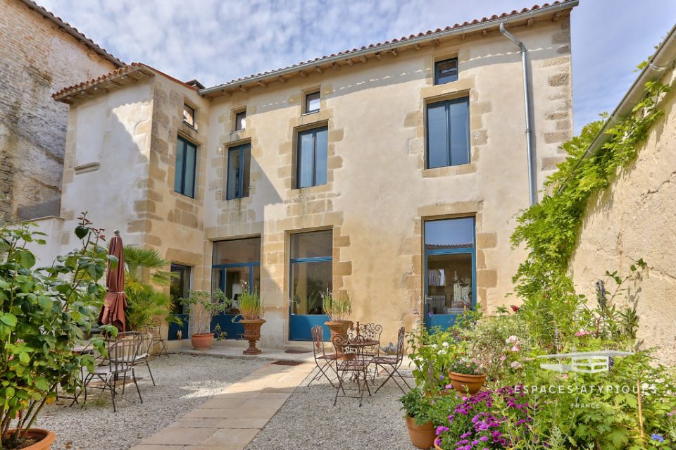 17470 AULNAY - Maison de famille aux airs de Provence - Réf. EALR269