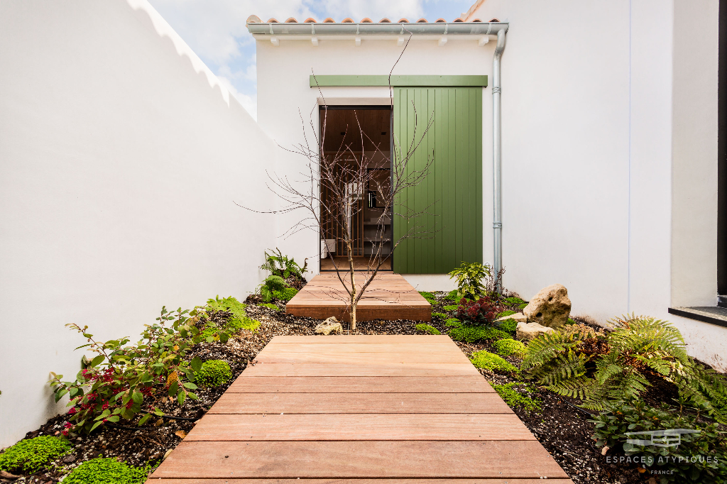 VENDUE PAR NOTRE AGENCE – Villa aux airs de vacances entre vignes et plage