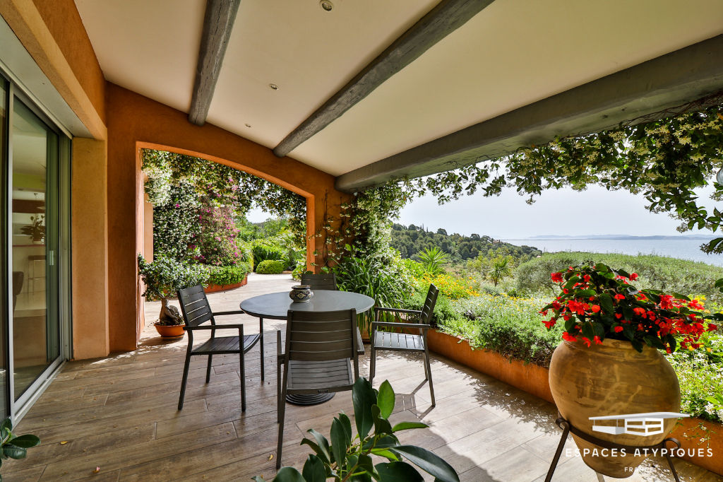 Exceptional property with wooded park and sea view