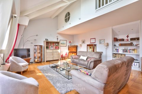 Bright duplex with large living room and view of the castle park