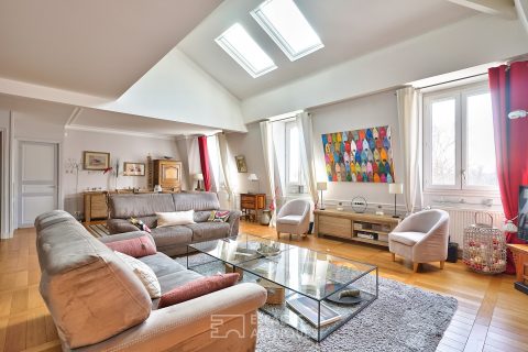 Bright duplex with large living room and view of the castle park