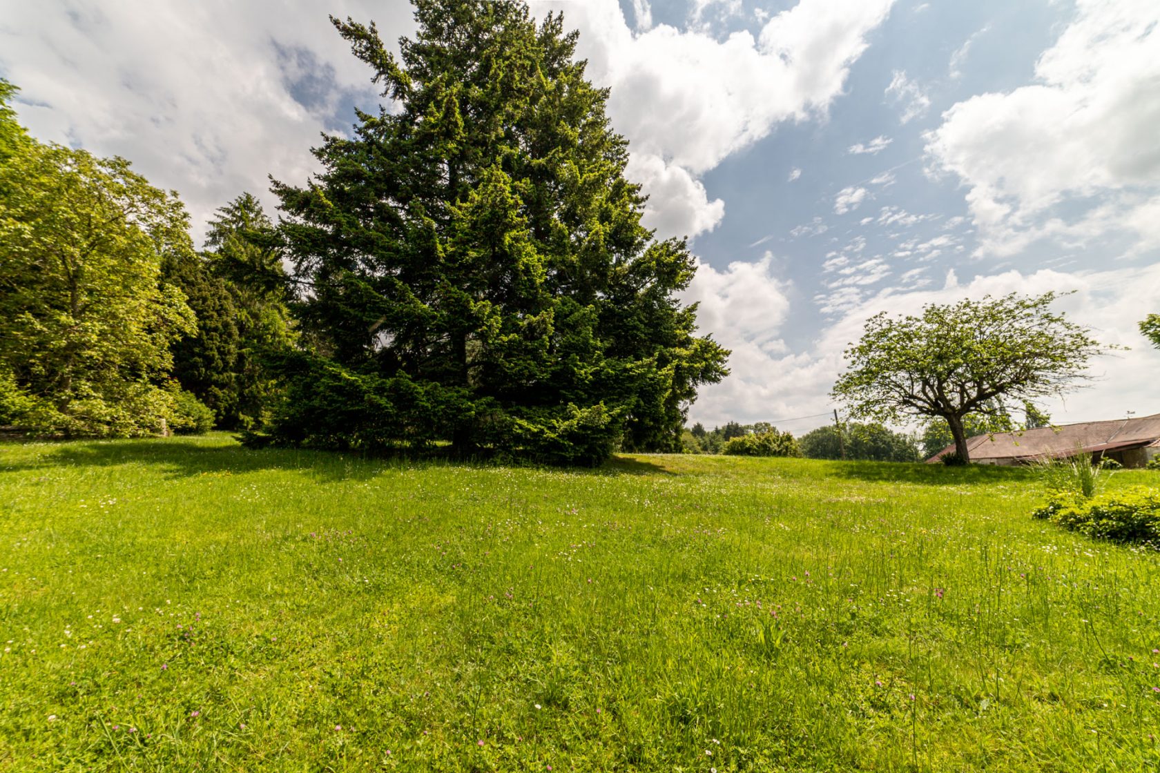 Propriété et sa dépendance, entièrement rénovées dans un écrin de verdure