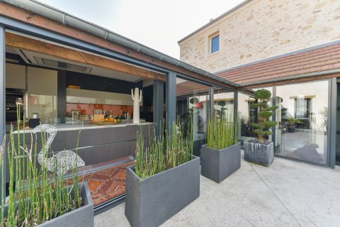 Bohême Chic- Corps de ferme réhabilité et son chai contemporain.