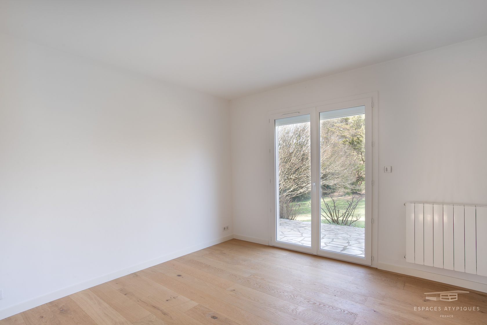 Maison d’architecte nichée dans son vaste parc arboré avec piscine chauffée