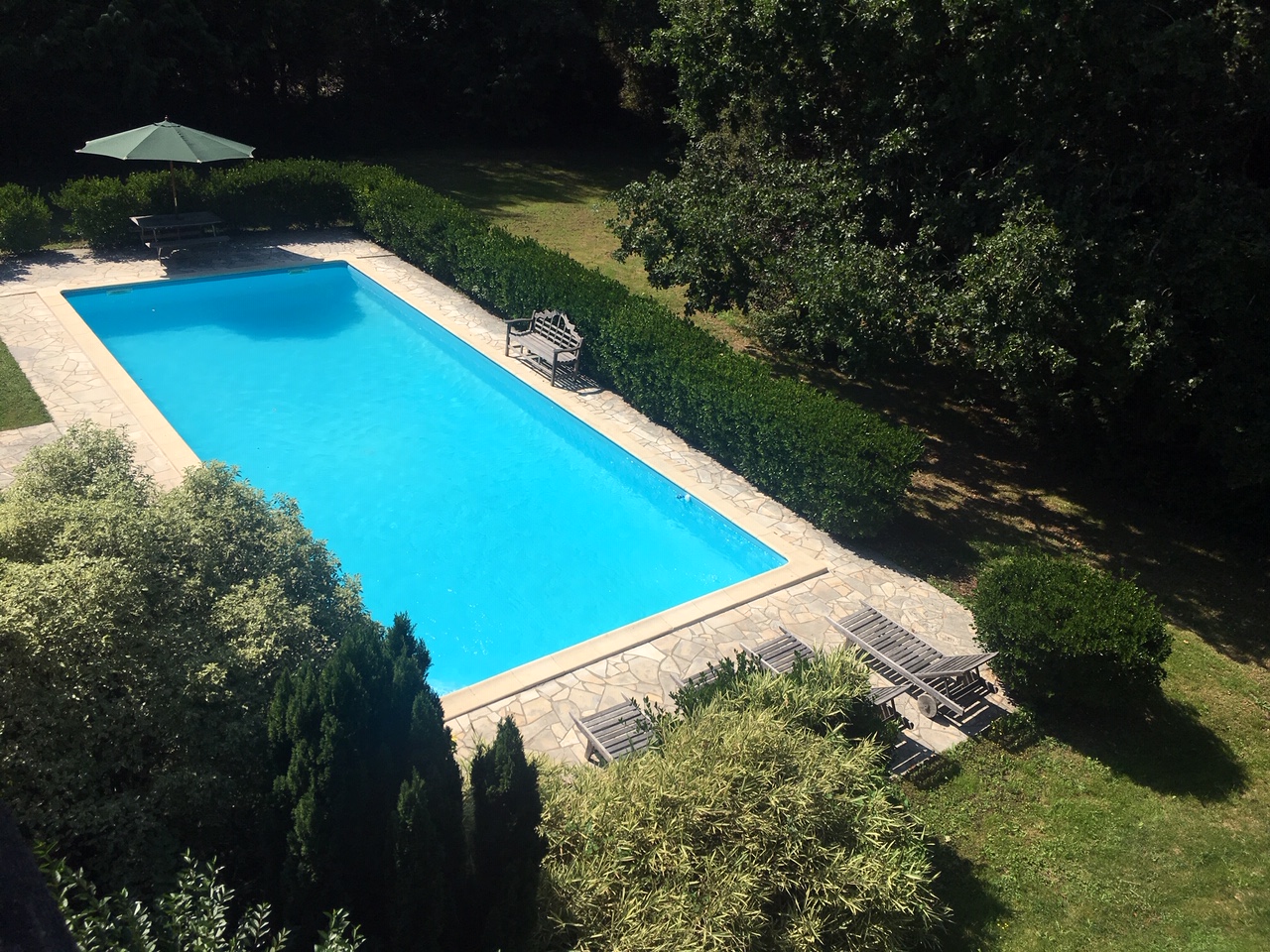 Maison d’architecte nichée dans son vaste parc arboré avec piscine chauffée