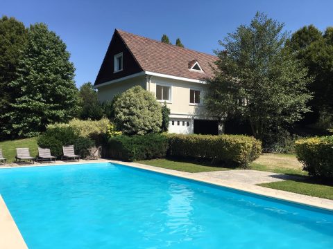 Maison d’architecte nichée dans son vaste parc arboré avec piscine chauffée