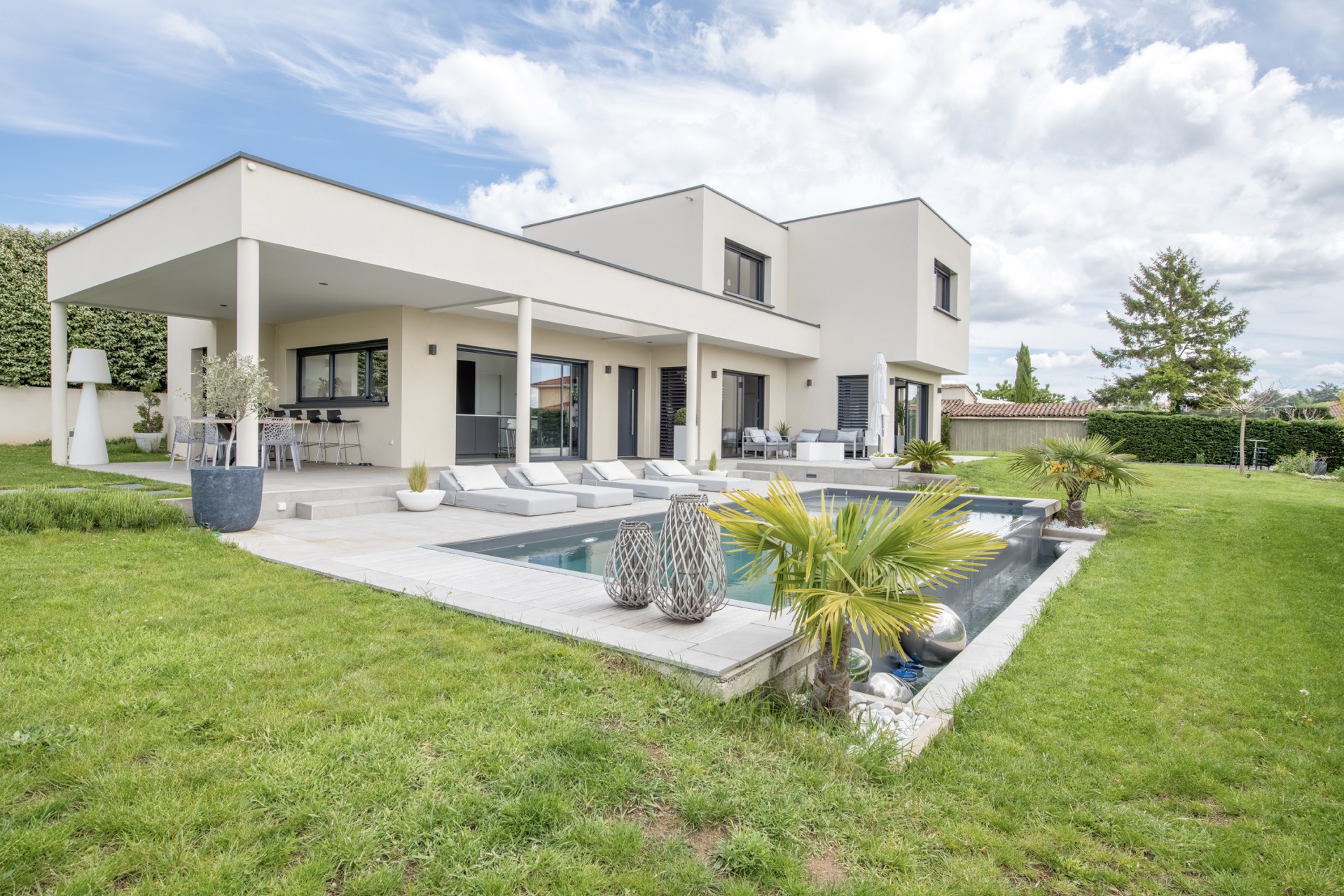 Villa contemporaine avec piscine et vue