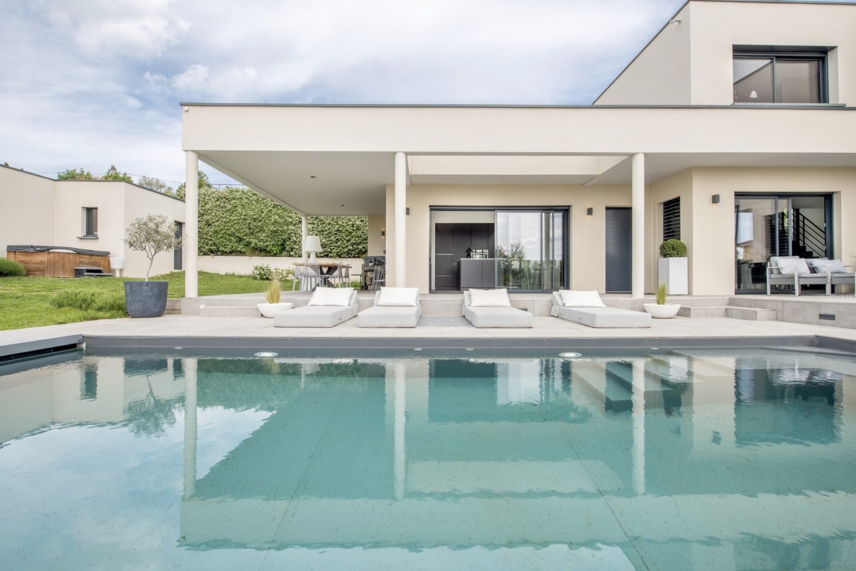 Villa contemporaine avec piscine et vue