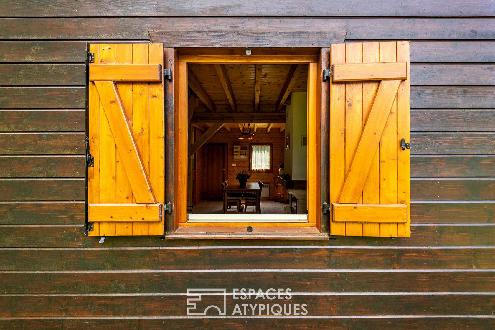 Chalet en bois et son étang en pleine nature