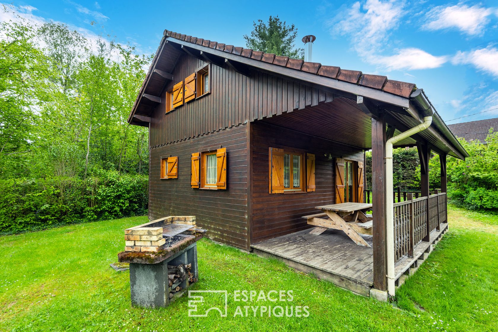 Chalet en bois et son étang en pleine nature