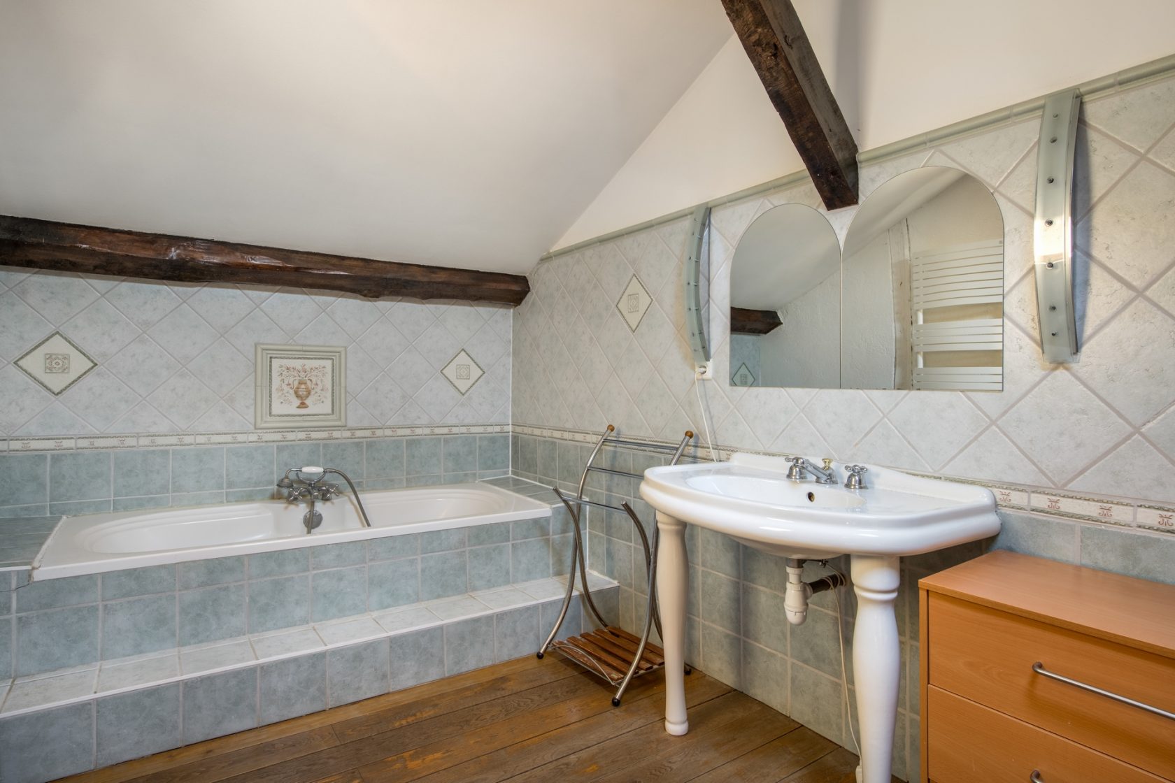 Old renovated farmhouse with garden and swimming pool in the heart of Beaujolais.
