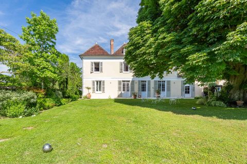 Beautiful property with garden, swimming pool and outbuildings