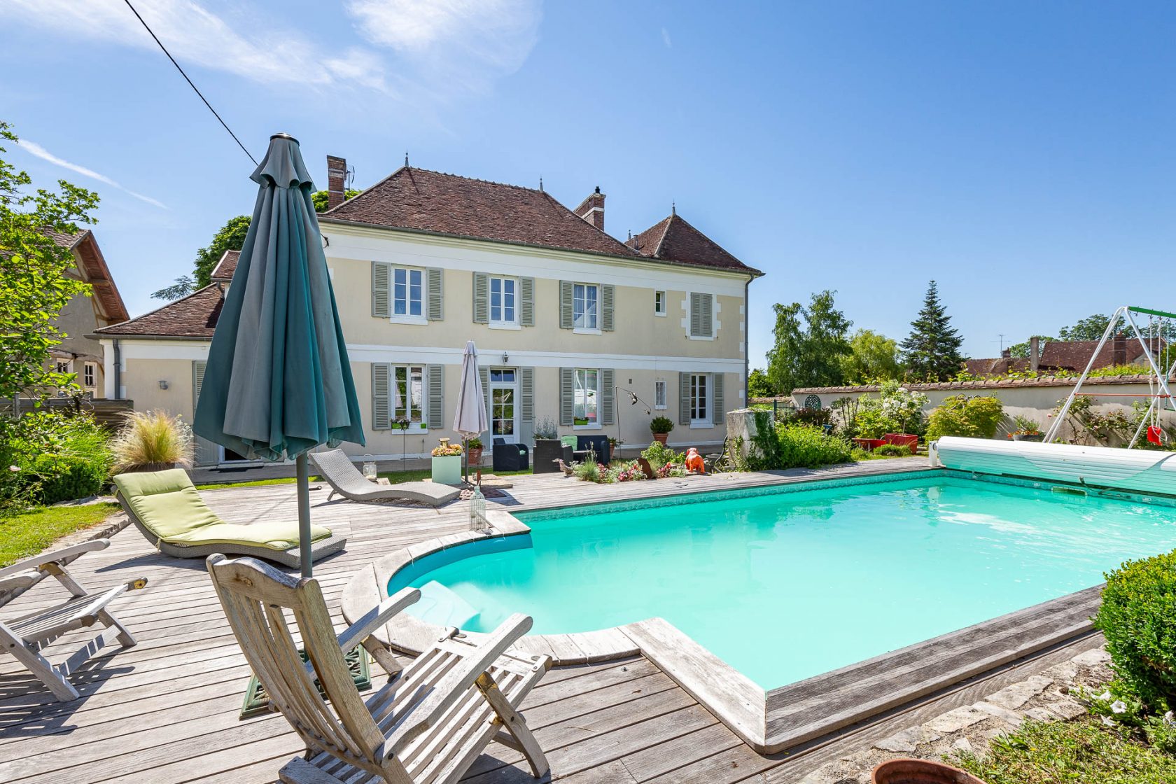 Beautiful property with garden, swimming pool and outbuildings