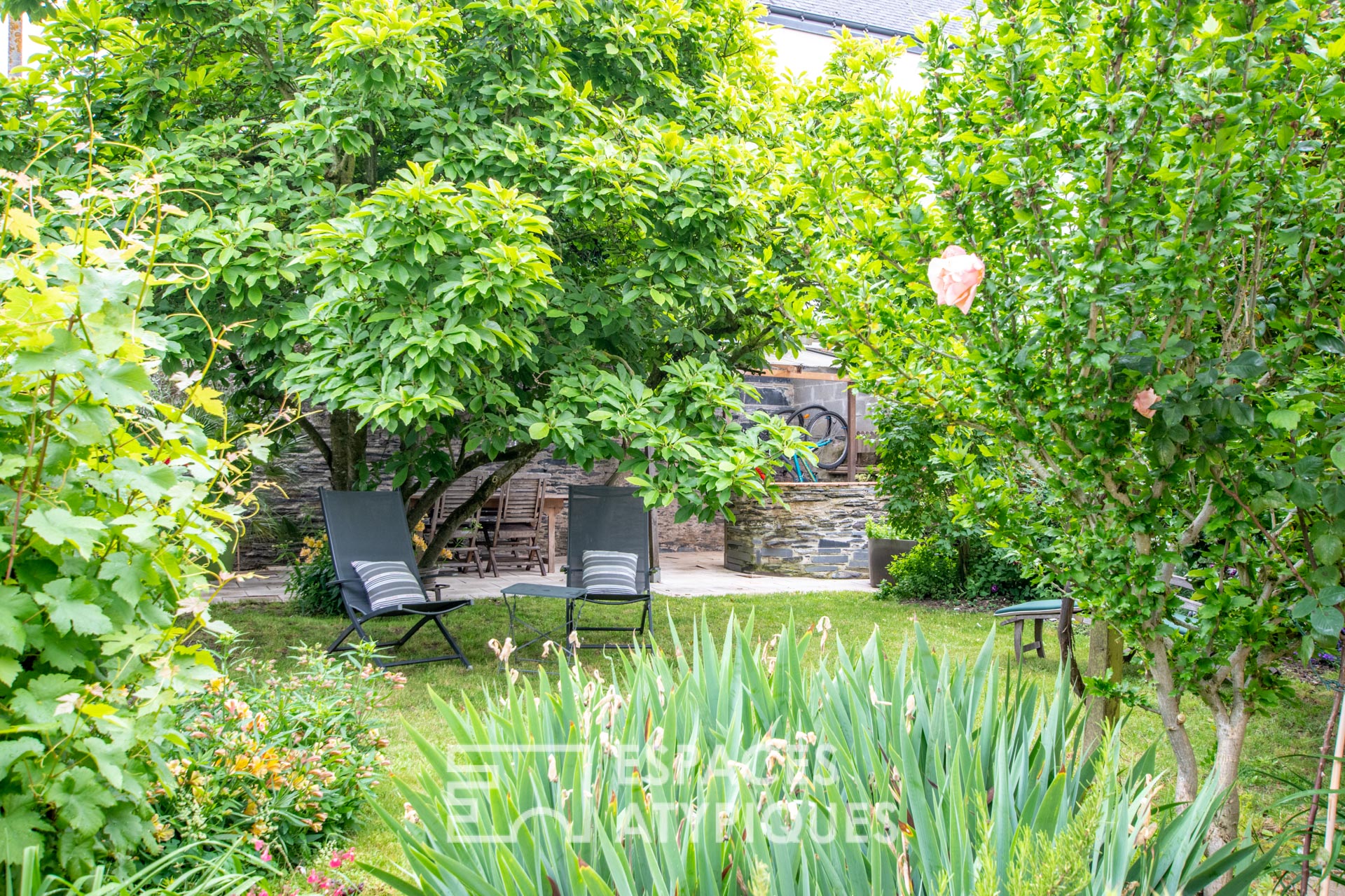 Maison de charme au jardin verdoyant