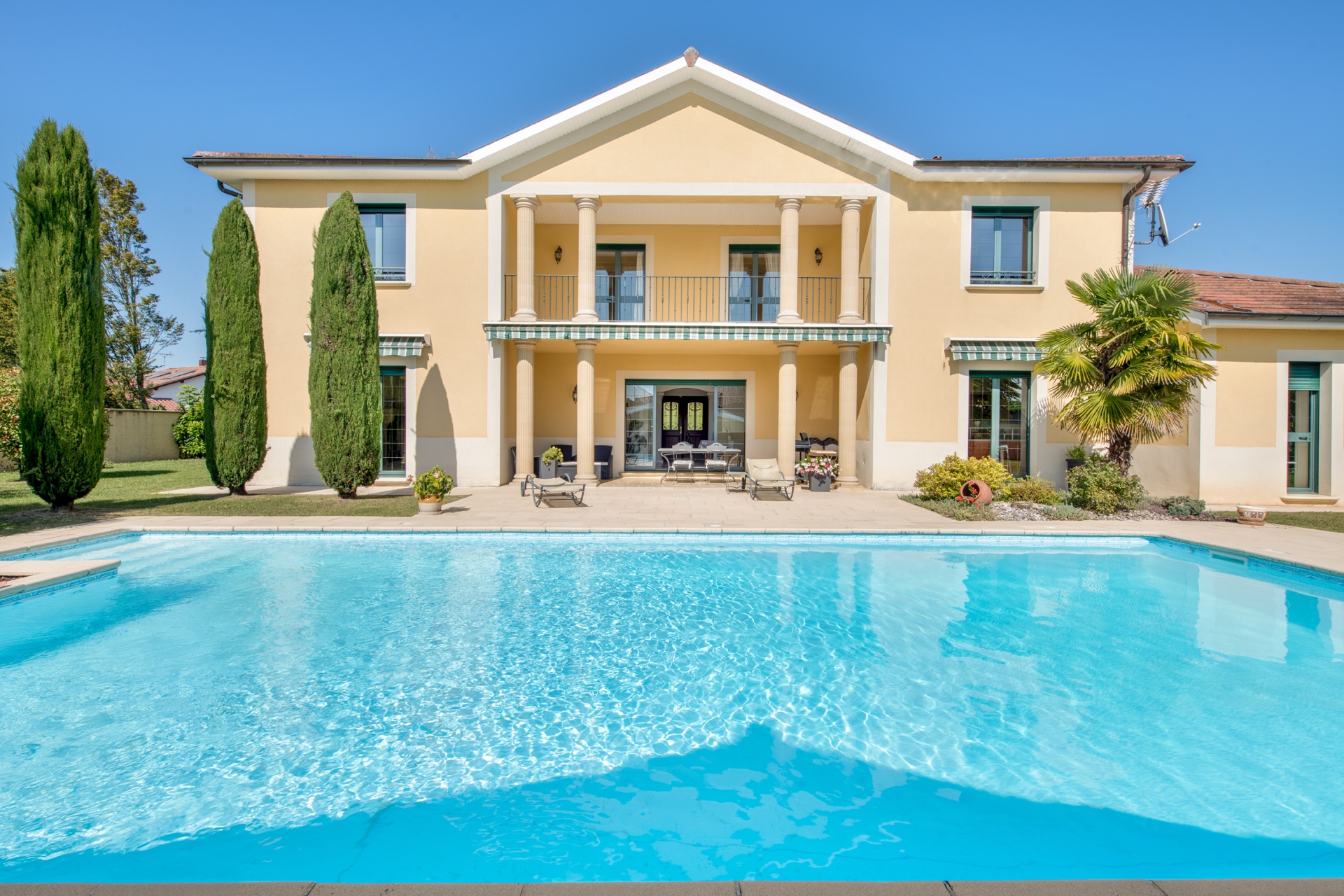 Family villa with swimming pool