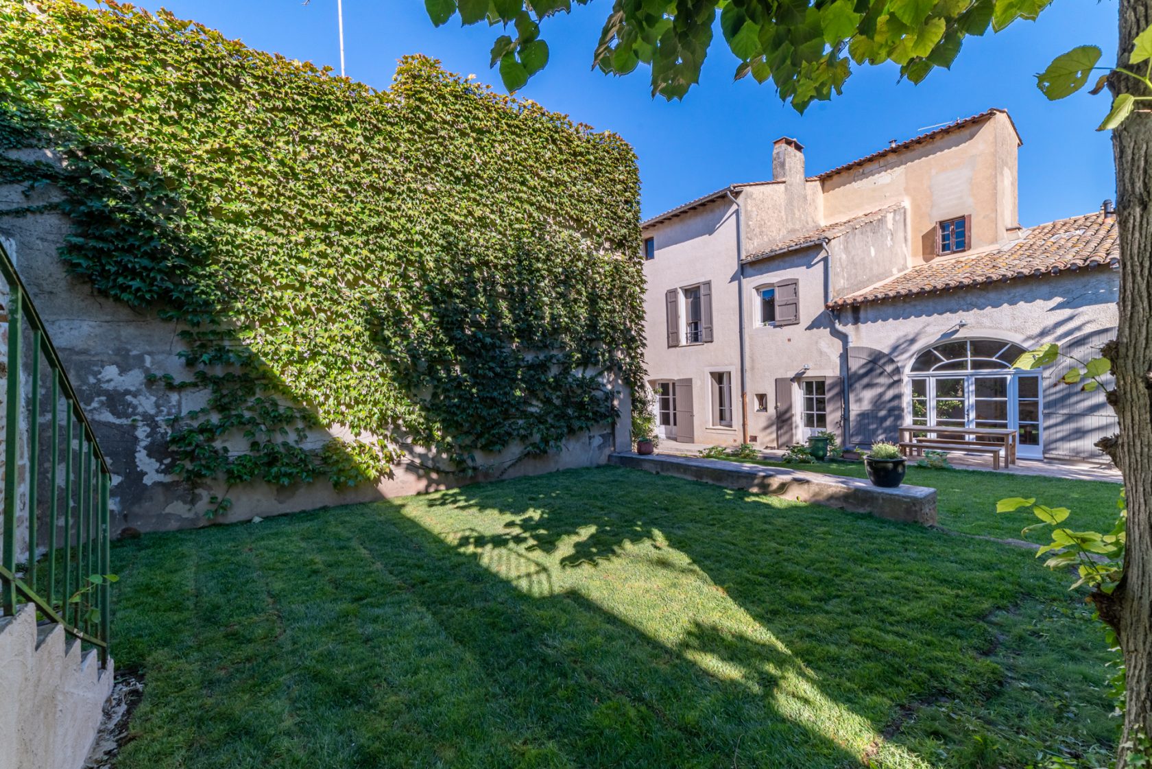 Maison historique rénovée avec son intime jardin