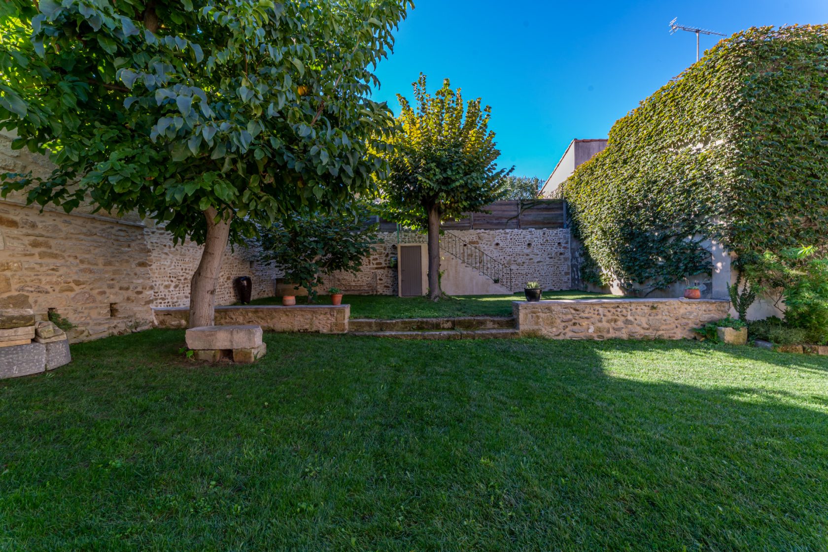 Maison historique rénovée avec son intime jardin