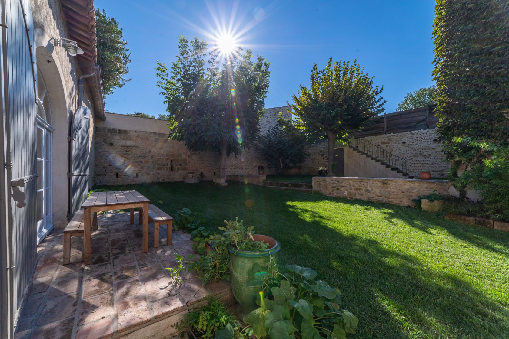 Maison historique rénovée avec son intime jardin