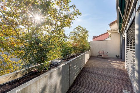 Triplex with terrace in the heart of the point du jour