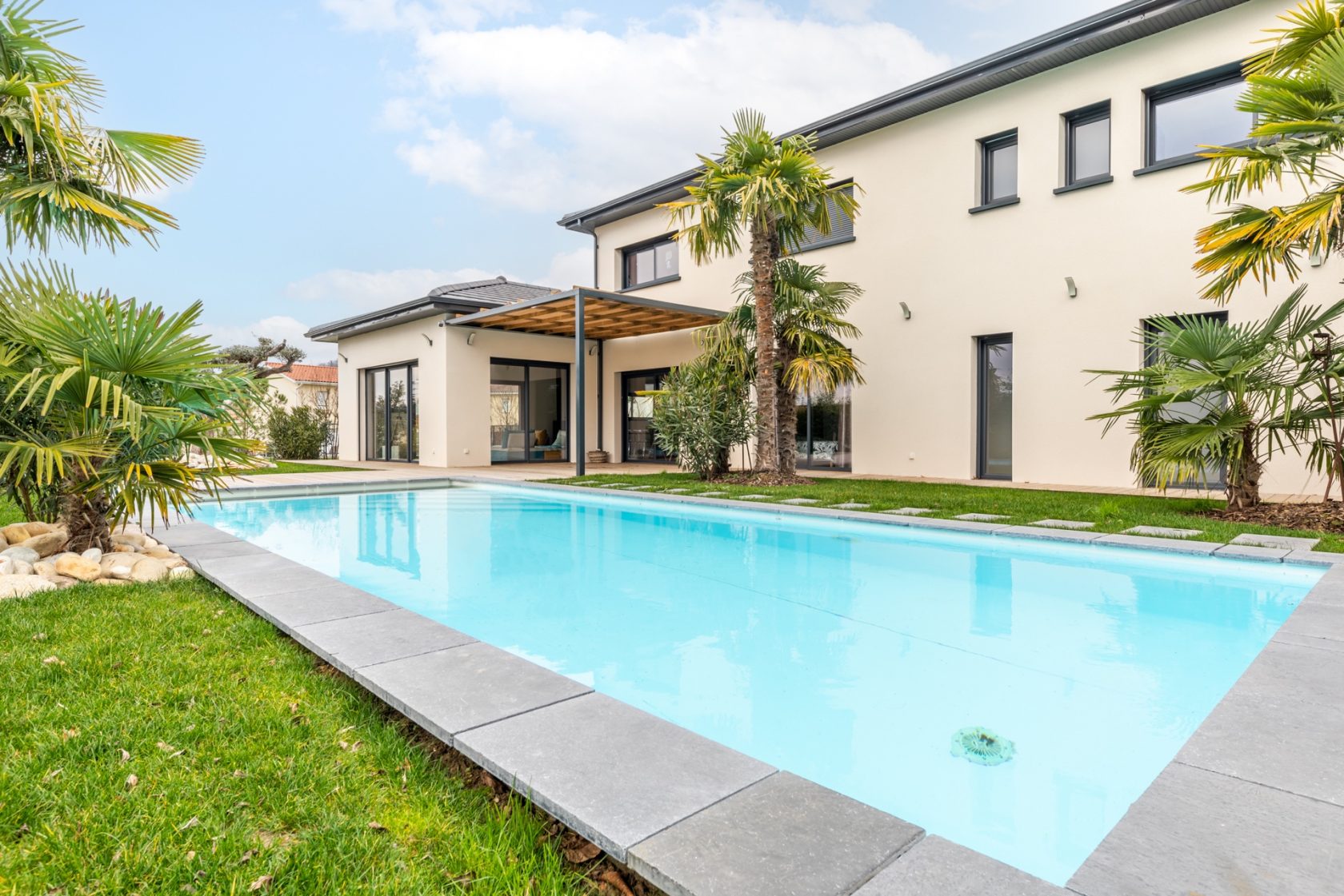 Belle maison contemporaine avec piscine et son jardin paysagé