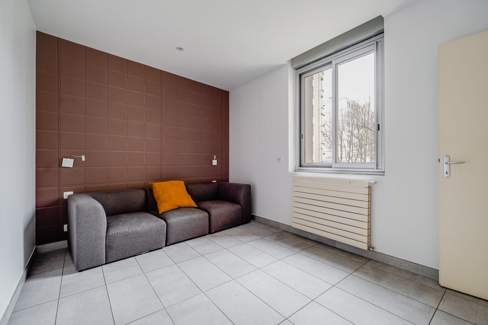 Renovated apartment near Place Ambroise Courtois