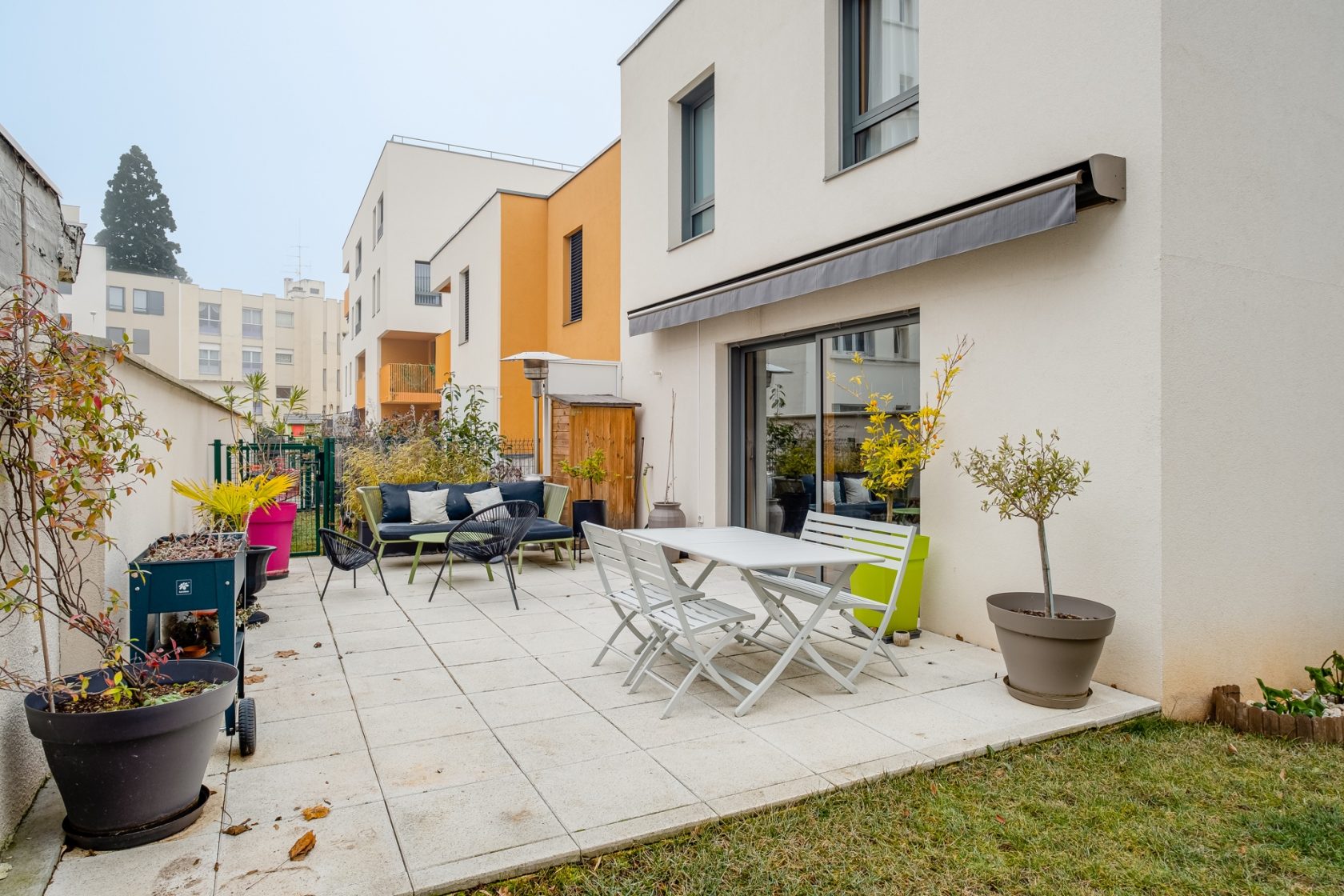 Maison contemporaine avec terrasse et jardin