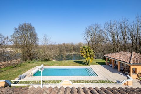 Maison au bord du Rhône avec piscine