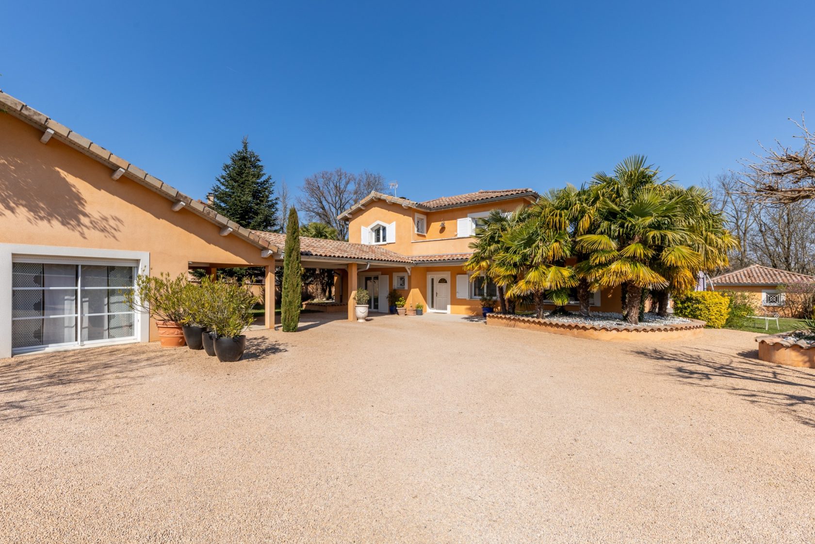 House on the banks of the Rhône with swimming pool