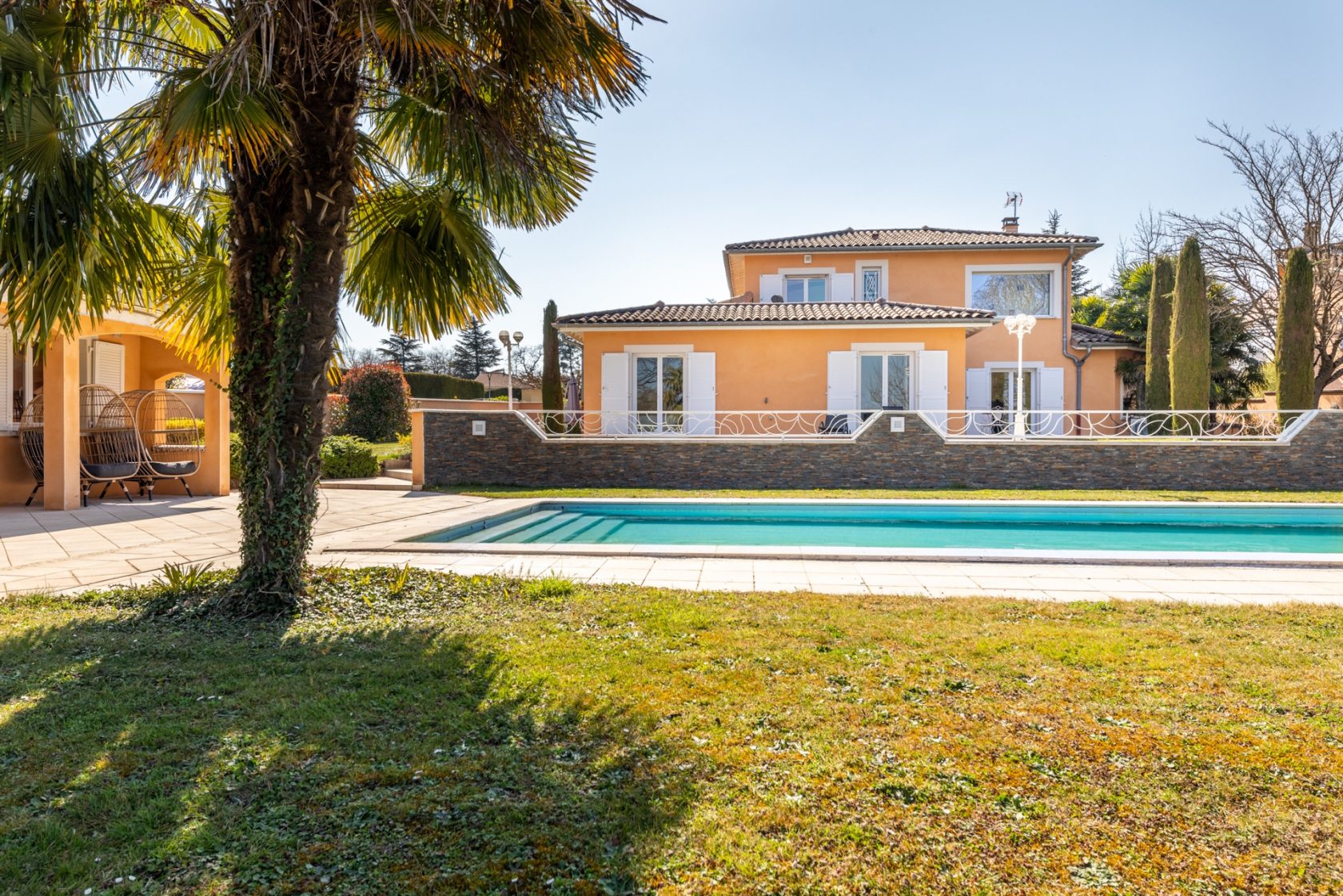 Maison au bord du Rhône avec piscine