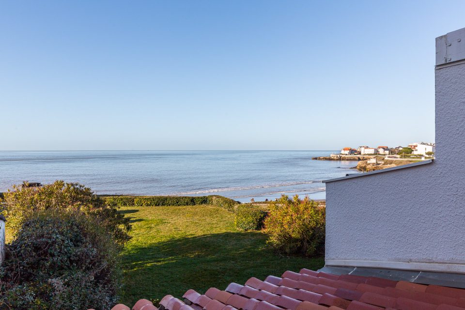 Une Résidence Prisée pour cet appartement avec terrasse face aux flots et plage