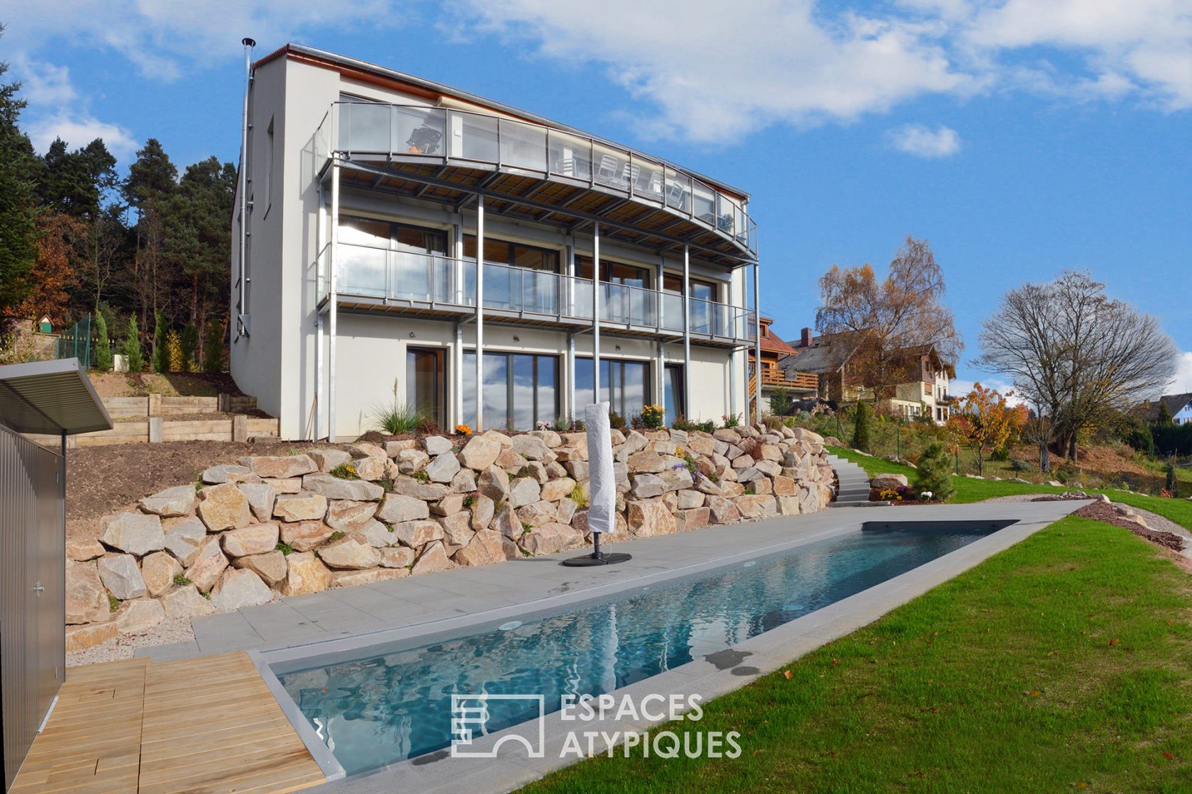 Villa bioclimatique perchée au cœur de la nature