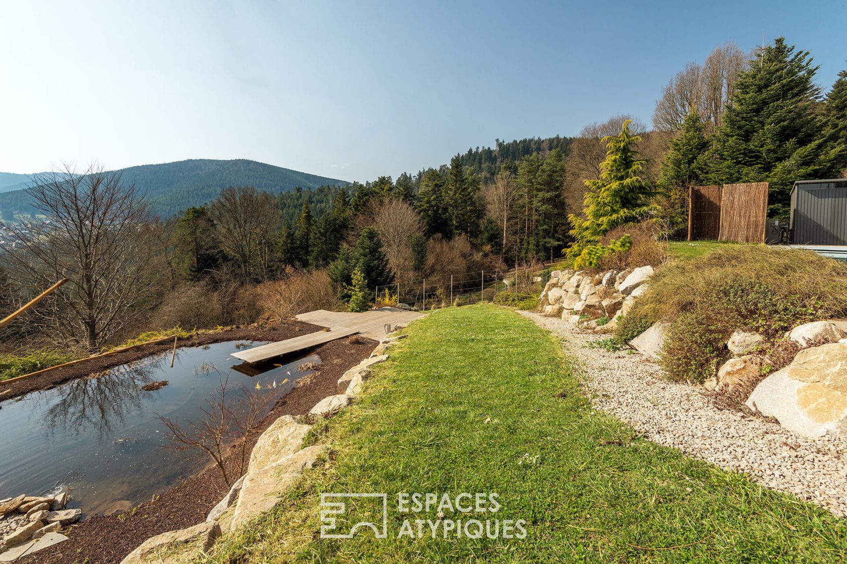 Villa bioclimatique perchée au cœur de la nature