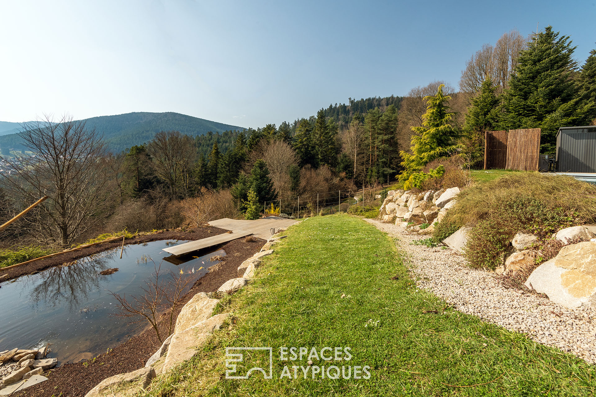 Bioclimatic villa perched in the heart of nature