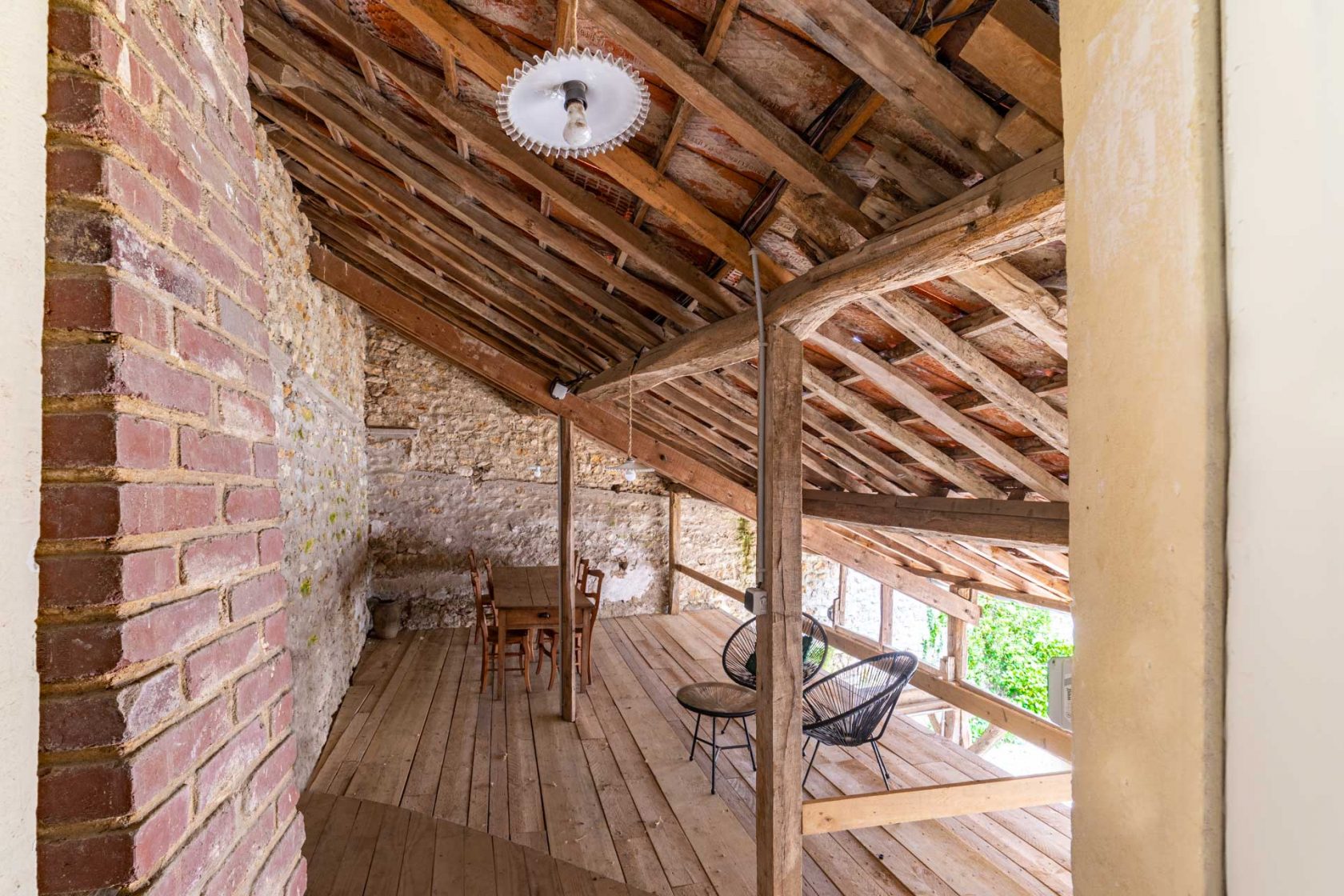 Property and its outbuildings, completely renovated in a green setting