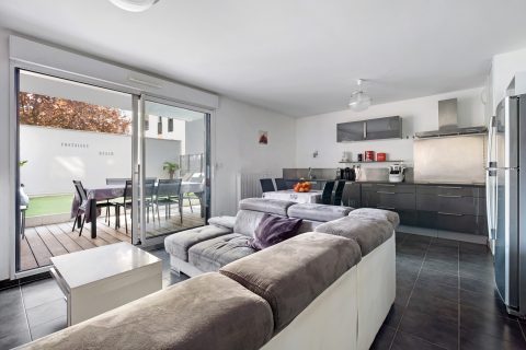 Renovated apartment with terrace and garden